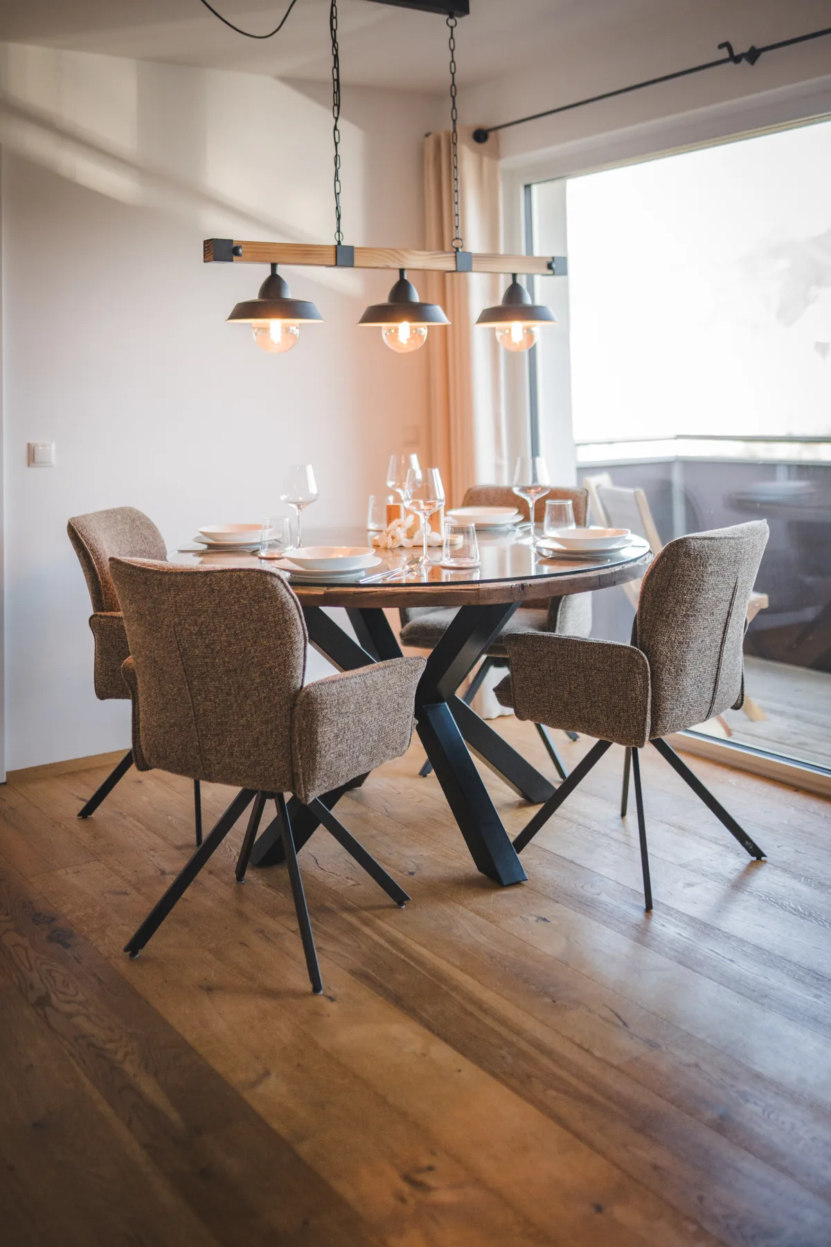 Essbereich mit komplettem Tisch und Stühlen im Apartment Spatzennest